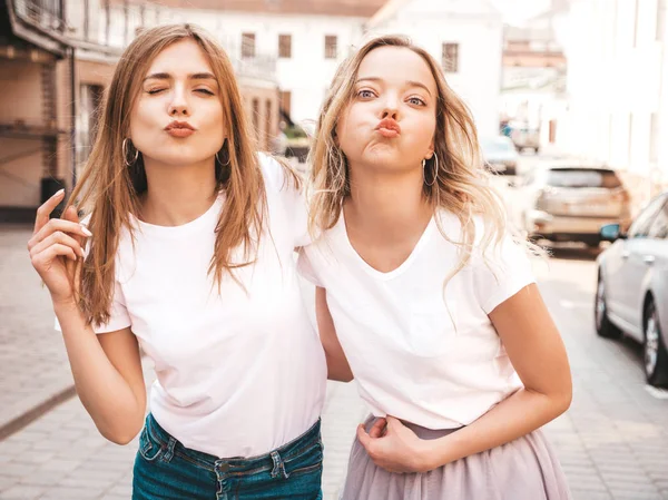 Ritratto Due Giovani Belle Bionde Sorridenti Ragazze Hipster Abiti Alla — Foto Stock