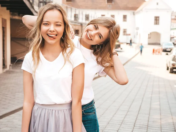 Πορτραίτο Δύο Νεαρών Όμορφη Ξανθιά Χαμογελαστή Κορίτσια Μοντέρνα Καλοκαιρινά Λευκά — Φωτογραφία Αρχείου