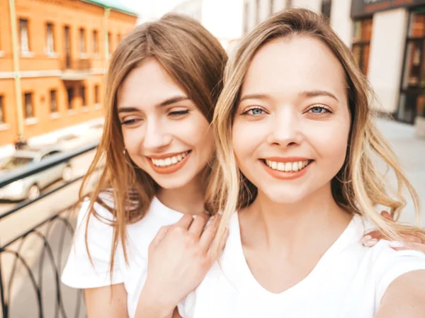 Duas Jovens Mulheres Louras Hipster Sorridentes Roupas Shirt Brancas Verão — Fotografia de Stock