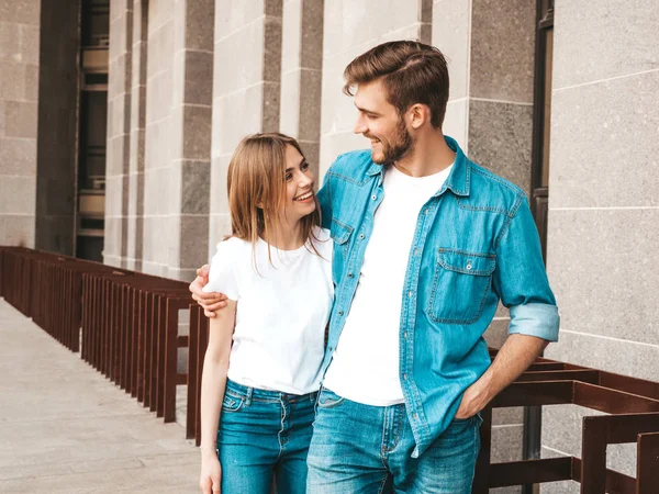 Retrato Menina Bonita Sorridente Seu Namorado Bonito Mulher Roupas Calça — Fotografia de Stock