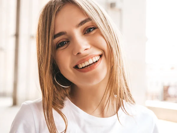 Retrato Una Hermosa Modelo Rubia Sonriente Vestida Con Ropa Hipster — Foto de Stock