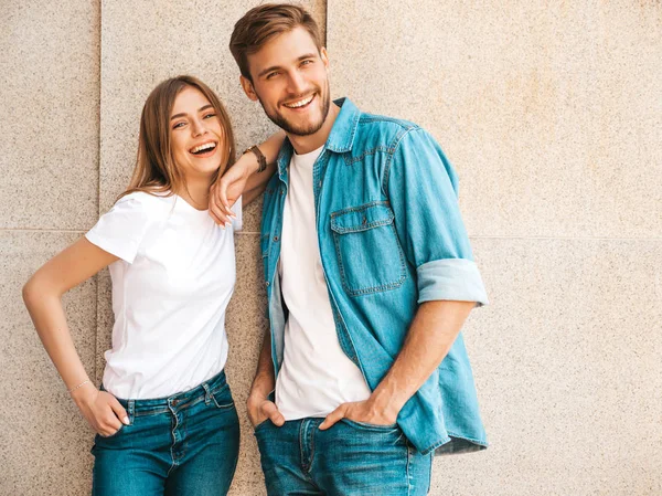 Retrato Menina Bonita Sorridente Seu Namorado Bonito Mulher Roupas Calça — Fotografia de Stock