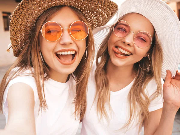 Deux Jeunes Femmes Blondes Hipster Souriantes Shirt Blanc Été Les — Photo