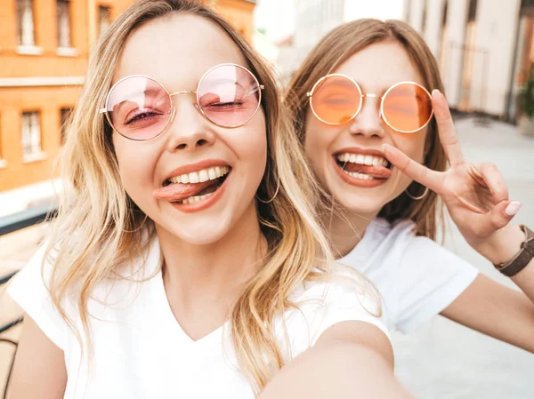 Två Unga Leende Hipster Blonda Kvinnor Sommar Vit Shirt Kläder — Stockfoto