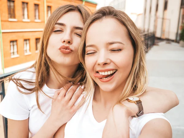 Duas Jovens Mulheres Louras Hipster Sorridentes Roupas Verão Meninas Tirando — Fotografia de Stock