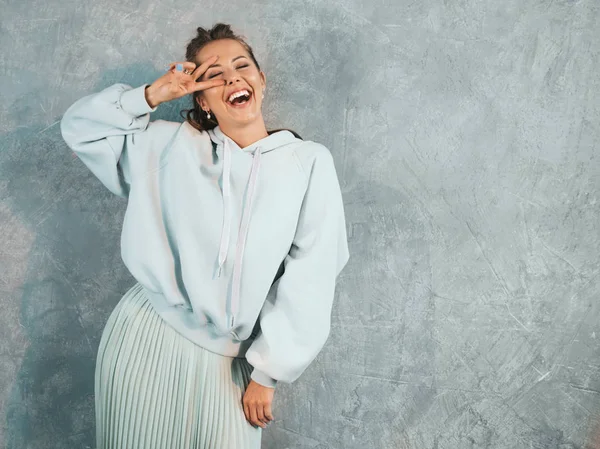 Jonge Mooie Glimlachende Vrouw Die Naar Camera Kijkt Trendy Meid — Stockfoto