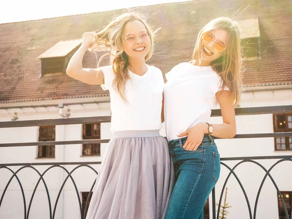 Porträt Zweier Junger Hübscher Blonder Lächelnder Hipstermädchen Trendiger Sommerweißer Shirt — Stockfoto