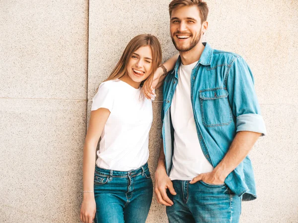 Retrato Menina Bonita Sorridente Seu Namorado Bonito Mulher Roupas Calça — Fotografia de Stock