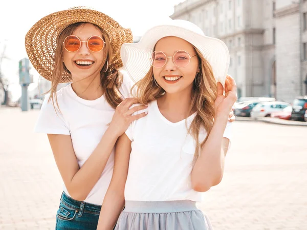 Portrait Deux Jeunes Belles Filles Hipster Blondes Souriantes Shirt Blanc — Photo