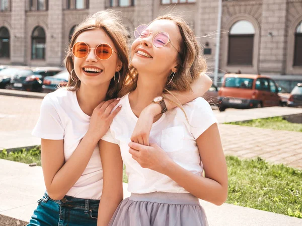 Πορτραίτο Δύο Νεαρών Όμορφη Ξανθιά Χαμογελαστή Κορίτσια Μοντέρνα Καλοκαιρινά Λευκά — Φωτογραφία Αρχείου