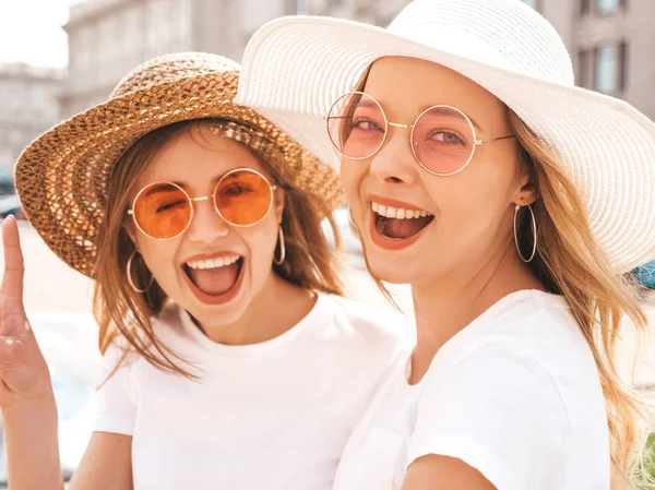 Portrait Two Young Beautiful Blond Smiling Hipster Girls Trendy Summer — Stock Photo, Image