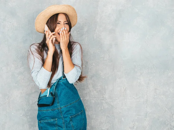 Young Beautiful Woman Speaking Phone Trendy Shocked Girl Casual Summer — Stock Photo, Image