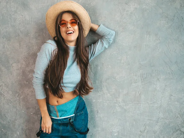 Jovem Bela Mulher Sorridente Olhando Para Câmera Menina Moda Verão — Fotografia de Stock