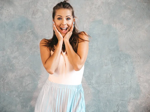 Retrato Joven Hermosa Mujer Sorprendida Mirando Cámara Chica Moda Ropa —  Fotos de Stock