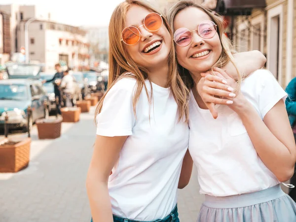 Retrato Duas Jovens Lindas Meninas Hipster Sorridentes Loiras Roupas Camiseta — Fotografia de Stock