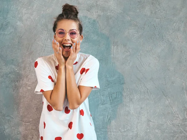 Portrait Young Beautiful Surprised Woman Looking Camera Trendy Girl Casual — Stock Photo, Image