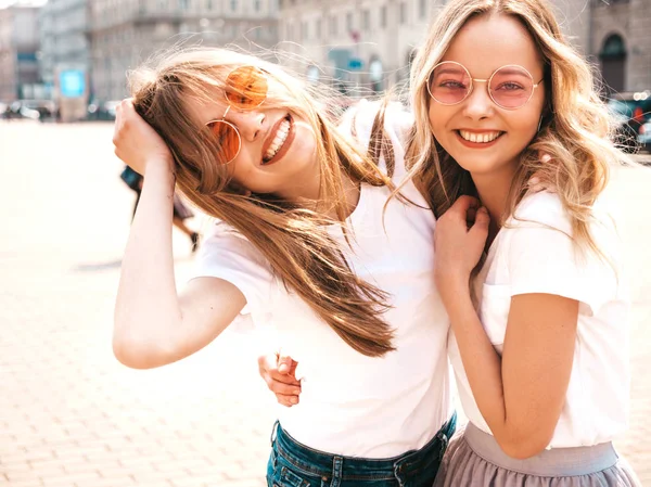 Porträt Zweier Junger Hübscher Blonder Lächelnder Hipstermädchen Trendiger Sommerweißer Shirt — Stockfoto