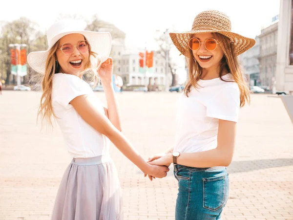 Dos Deux Jeunes Belles Filles Blondes Souriantes Hipster Shirt Blanc — Photo