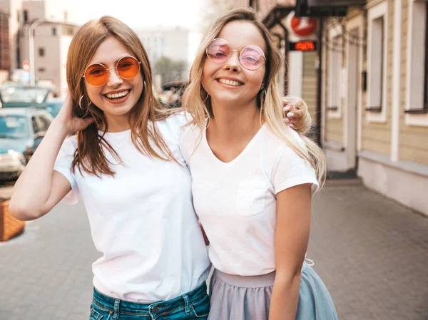 Retrato Dos Jóvenes Hermosas Rubias Sonrientes Chicas Hipster Ropa Camisetas — Foto de Stock