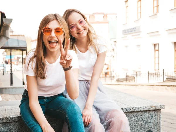 Dwa Młode Piękne Blond Uśmiechnięte Hipster Dziewcząt Modnej Letniej Białej — Zdjęcie stockowe