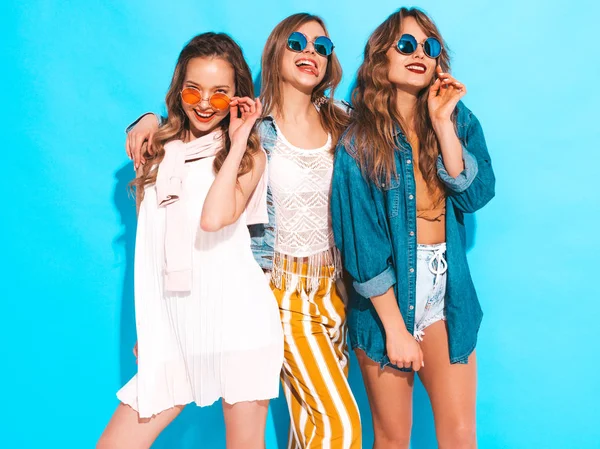 Three Young Beautiful Smiling Hipster Girls Trendy Summer Casual Clothes — Zdjęcie stockowe