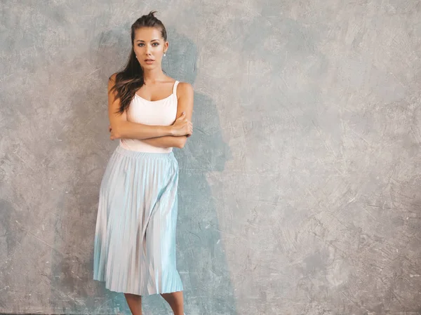 Jovem Mulher Bonita Olhando Para Câmera Menina Moda Vestido Verão — Fotografia de Stock