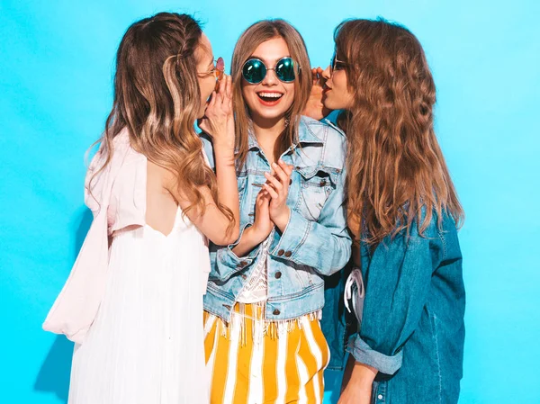 Tres Jóvenes Hermosas Chicas Hipster Sonrientes Ropa Casual Verano Moda —  Fotos de Stock