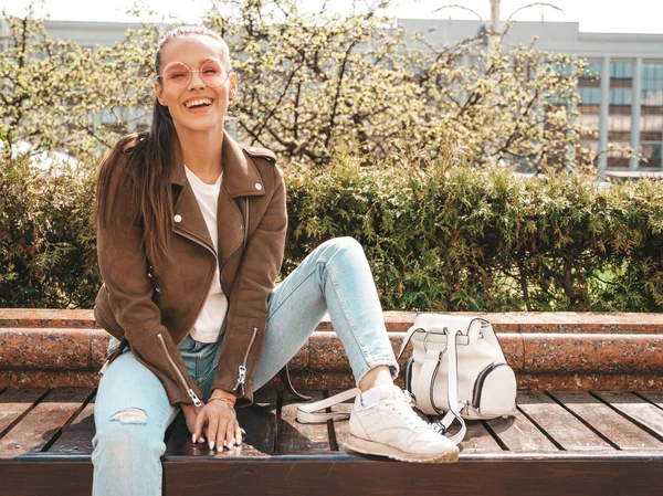 Porträtt Vacker Brunett Modell Klädd Sommar Hipster Jacka Och Jeans — Stockfoto