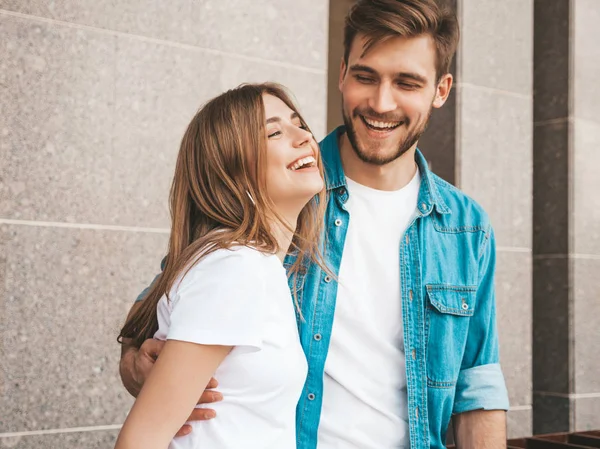 Retrato Menina Bonita Sorridente Seu Namorado Bonito Mulher Roupas Calça — Fotografia de Stock