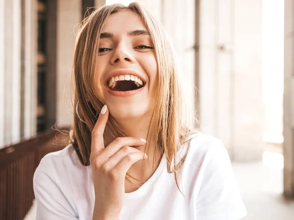 Retrato Una Hermosa Modelo Rubia Sonriente Vestida Con Ropa Hipster — Foto de Stock