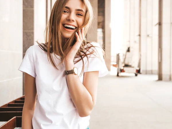 Retrato Una Hermosa Modelo Rubia Sonriente Vestida Con Ropa Hipster — Foto de Stock