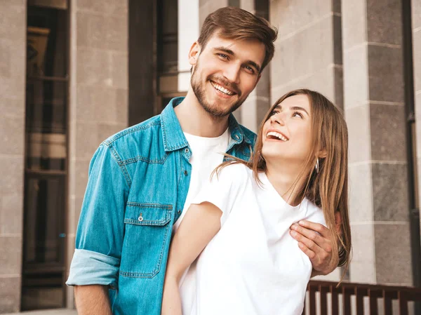 Retrato Menina Bonita Sorridente Seu Namorado Bonito Mulher Roupas Calça — Fotografia de Stock