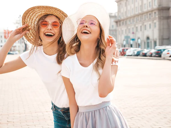 Porträtt Två Unga Vackra Blonda Leende Hipster Flickor Trendiga Sommar — Stockfoto