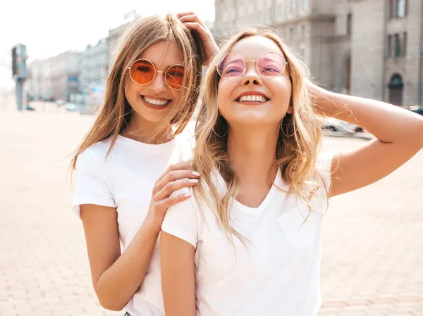 Porträtt Två Unga Vackra Blonda Leende Hipster Flickor Trendiga Sommar — Stockfoto