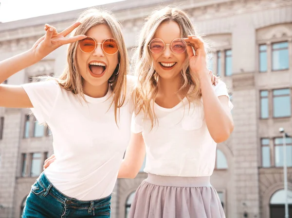 Porträtt Två Unga Vackra Blonda Leende Hipster Flickor Trendiga Sommar — Stockfoto