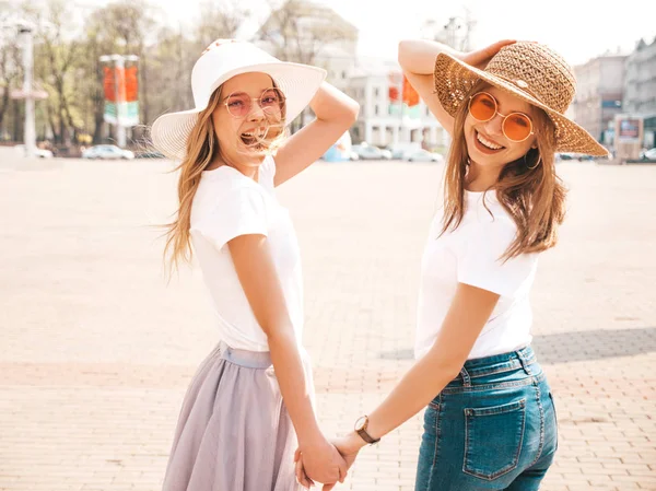 Porträt Zweier Junger Hübscher Blonder Lächelnder Hipstermädchen Trendiger Sommerweißer Shirt — Stockfoto