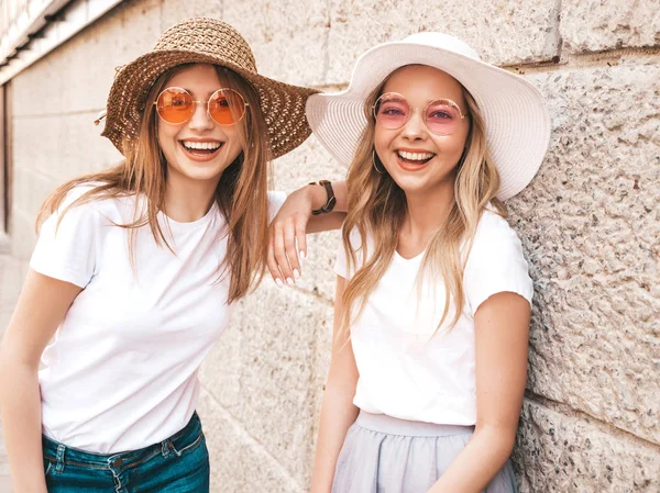 Portrait Deux Jeunes Belles Filles Hipster Blondes Souriantes Shirt Blanc — Photo