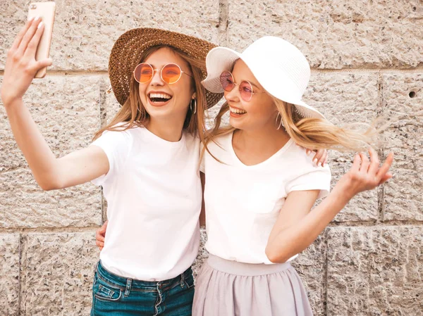 Due Giovani Donne Bionde Hipster Sorridenti Maglietta Bianca Estiva Ragazze — Foto Stock