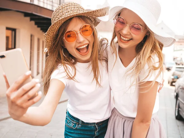 Zwei Junge Lächelnde Hipsterblonde Frauen Sommerweißen Shirt Mädchen Machen Selfie — Stockfoto