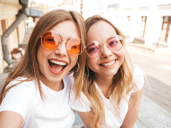 Två Unga Leende Hipster Blonda Kvinnor Sommar Vit Shirt Flickor — Stockfoto