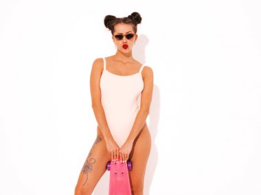 Güneş gözlüğü kırmızı dudaklar ile Genç güzel seksi gülümseyen hipster kadın. Yaz mayo mayo moda kız. Pozitif kadın pembe kuruş kaykay ile deli gidiyor, beyaz izole. İki boynuz