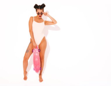 Güneş gözlüğü kırmızı dudaklar ile Genç güzel seksi gülümseyen hipster kadın. Yaz mayo mayo moda kız. Pozitif kadın pembe kuruş kaykay ile deli gidiyor, beyaz izole. İki boynuz