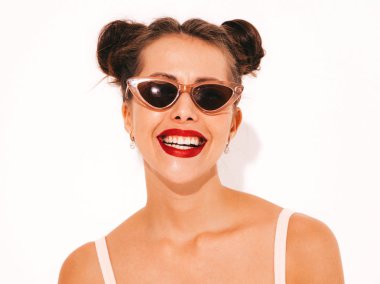 Güneş gözlüğü kırmızı dudaklar ile Genç güzel seksi gülümseyen hipster kadın. Yaz mayo mayo moda kız. Pozitif kadın deliriyordu. Komik model beyaz izole. İki boynuz