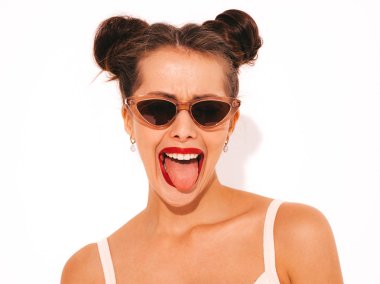 Güneş gözlüğü kırmızı dudaklar ile Genç güzel seksi gülümseyen hipster kadın. Yaz mayo mayo moda kız. Pozitif kadın deliriyordu. Komik model beyaz izole. Dili gösterir. İki boynuz