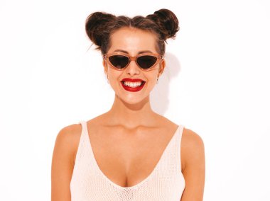 Güneş gözlüğü kırmızı dudaklar ile Genç güzel seksi gülümseyen hipster kadın. Yaz mayo mayo moda kız. Pozitif kadın deliriyordu. Komik model beyaz izole. İki boynuz