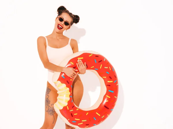 Ung Vacker Sexig Leende Hipster Kvinna Med Röda Läppar Solglasögon — Stockfoto