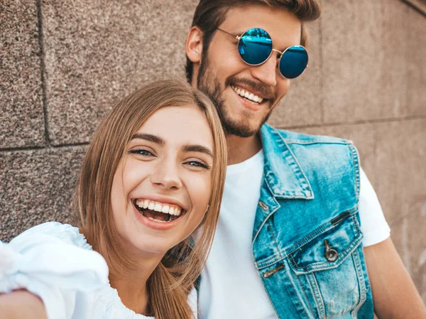 Sorrindo Menina Bonita Seu Namorado Bonito Roupas Verão Casuais Família — Fotografia de Stock