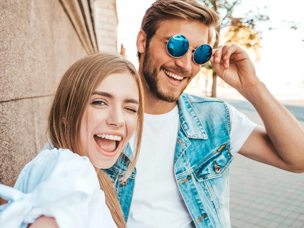 Sorrindo Menina Bonita Seu Namorado Bonito Roupas Verão Casuais Família — Fotografia de Stock