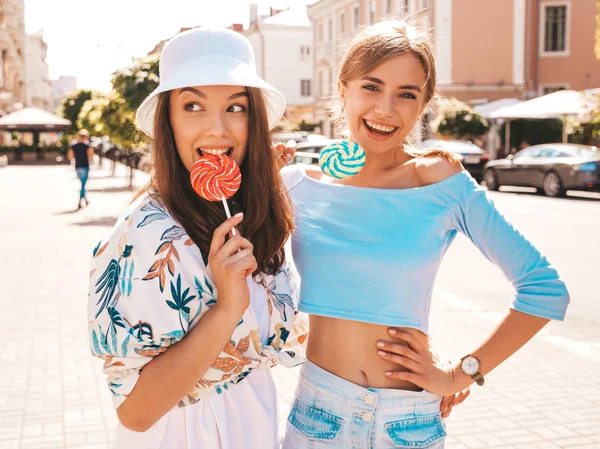 Duas Jovens Lindas Meninas Hipster Sorridentes Roupas Verão Moda Chapéu — Fotografia de Stock