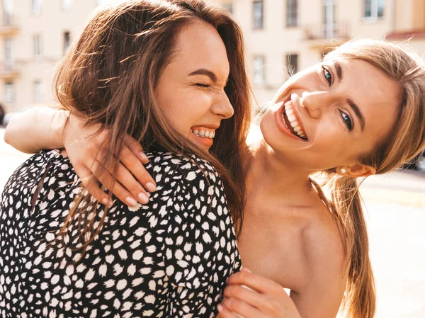 Two Young Beautiful Smiling Hipster Girls Trendy Summer Clothes Sexy — Stock Photo, Image